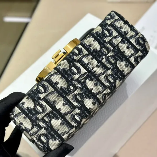 【2026】【DIOR 公式 旗艦店】ディオール ショルダーバッグ 当日出荷 好評に付き再入荷!19*14.5CM 【2026】【DIOR 公式 旗艦店】ディオール ショルダーバッグ 当日出荷 好評に付き再入荷!19*14.5CM