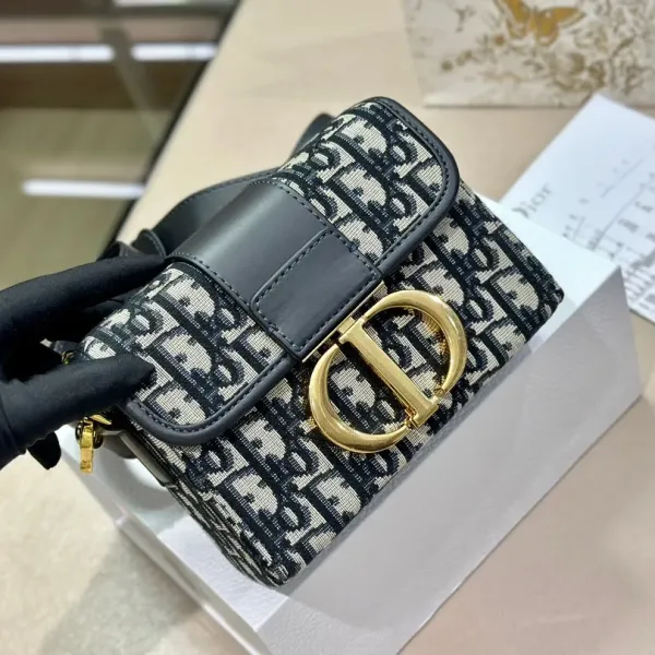【2026】【DIOR 公式 旗艦店】ディオール ショルダーバッグ 当日出荷 好評に付き再入荷!19*14.5CM 【2026】【DIOR 公式 旗艦店】ディオール ショルダーバッグ 当日出荷 好評に付き再入荷!19*14.5CM