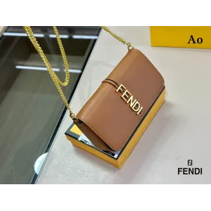 【2026】【FENDI 公式 旗艦店】 フェンディ  ショルダーバッグ  当日出荷 好評に付き再入荷！21*13CM