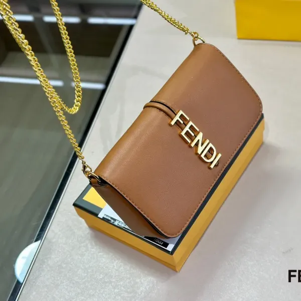 【2026】【FENDI 公式 旗艦店】 フェンディ ショルダーバッグ 当日出荷 好評に付き再入荷!21*13CM 【2026】【FENDI 公式 旗艦店】 フェンディ ショルダーバッグ 当日出荷 好評に付き再入荷!21*13CM
