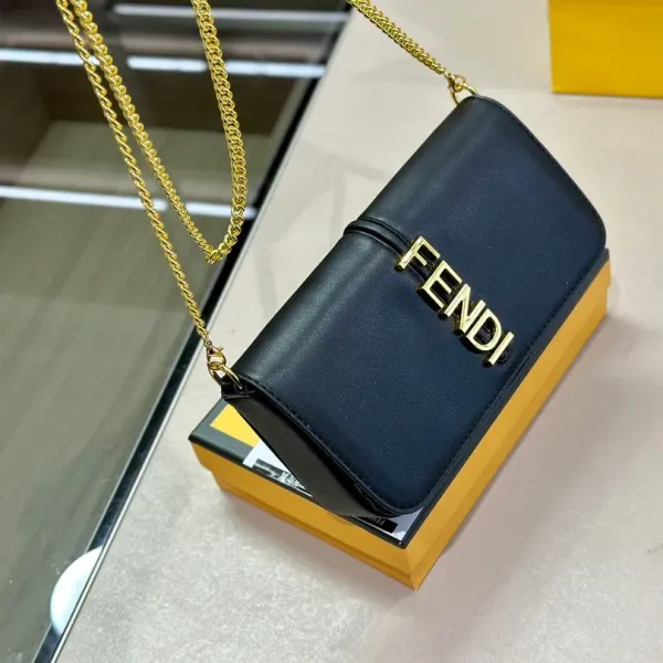 【2026】【FENDI 公式 旗艦店】 フェンディ ショルダーバッグ 当日出荷 好評に付き再入荷!21*13CM 【2026】【FENDI 公式 旗艦店】 フェンディ ショルダーバッグ 当日出荷 好評に付き再入荷!21*13CM