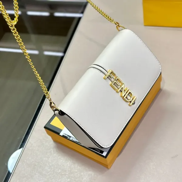 【2026】【FENDI 公式 旗艦店】 フェンディ ショルダーバッグ 当日出荷 好評に付き再入荷!21*13CM 【2026】【FENDI 公式 旗艦店】 フェンディ ショルダーバッグ 当日出荷 好評に付き再入荷!21*13CM
