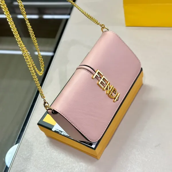 【2026】【FENDI 公式 旗艦店】 フェンディ ショルダーバッグ 当日出荷 好評に付き再入荷!21*13CM 【2026】【FENDI 公式 旗艦店】 フェンディ ショルダーバッグ 当日出荷 好評に付き再入荷!21*13CM