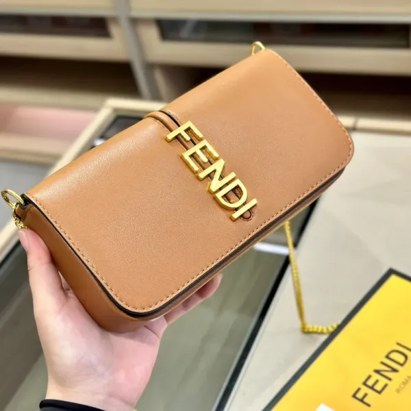 【2026】【FENDI 公式 旗艦店】 フェンディ ショルダーバッグ 当日出荷 好評に付き再入荷!21*13CM 【2026】【FENDI 公式 旗艦店】 フェンディ ショルダーバッグ 当日出荷 好評に付き再入荷!21*13CM