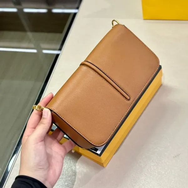 【2026】【FENDI 公式 旗艦店】 フェンディ ショルダーバッグ 当日出荷 好評に付き再入荷!21*13CM 【2026】【FENDI 公式 旗艦店】 フェンディ ショルダーバッグ 当日出荷 好評に付き再入荷!21*13CM