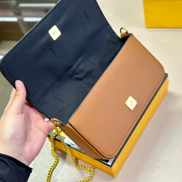 【2026】【FENDI 公式 旗艦店】 フェンディ ショルダーバッグ 当日出荷 好評に付き再入荷!21*13CM 【2026】【FENDI 公式 旗艦店】 フェンディ ショルダーバッグ 当日出荷 好評に付き再入荷!21*13CM