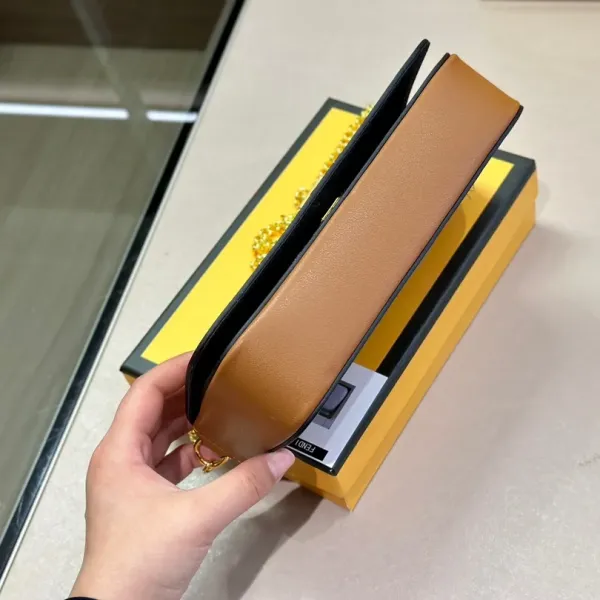 【2026】【FENDI 公式 旗艦店】 フェンディ ショルダーバッグ 当日出荷 好評に付き再入荷!21*13CM 【2026】【FENDI 公式 旗艦店】 フェンディ ショルダーバッグ 当日出荷 好評に付き再入荷!21*13CM