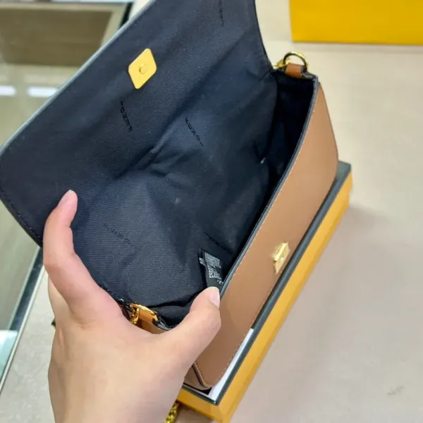 【2026】【FENDI 公式 旗艦店】 フェンディ ショルダーバッグ 当日出荷 好評に付き再入荷!21*13CM 【2026】【FENDI 公式 旗艦店】 フェンディ ショルダーバッグ 当日出荷 好評に付き再入荷!21*13CM