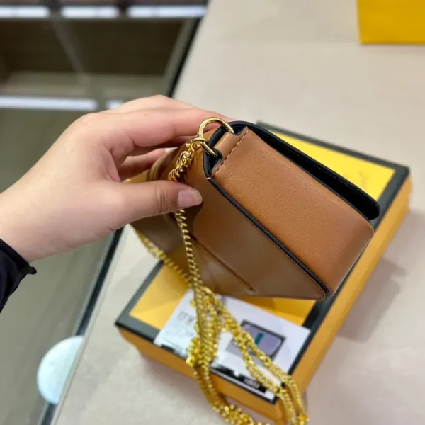 【2026】【FENDI 公式 旗艦店】 フェンディ ショルダーバッグ 当日出荷 好評に付き再入荷!21*13CM 【2026】【FENDI 公式 旗艦店】 フェンディ ショルダーバッグ 当日出荷 好評に付き再入荷!21*13CM