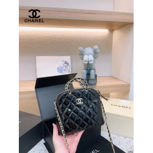 【2026】【CHANEL  公式 旗艦店】シャネル   ショルダーバッグ  当日出荷 好評に付き再入荷！21*17CM