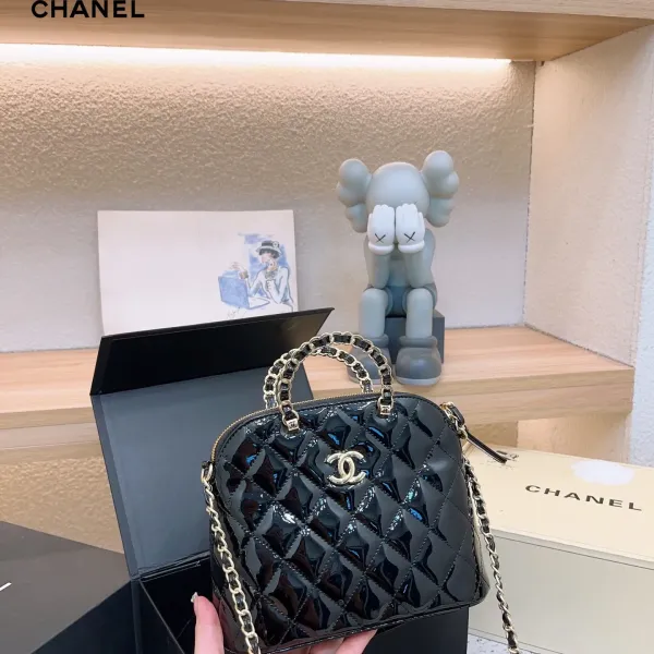 【2026】【CHANEL  公式 旗艦店】シャネル   ショルダーバッグ  当日出荷 好評に付き再入荷！21*17CM