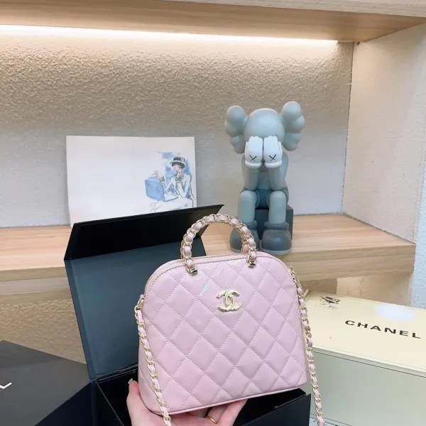 【2026】【CHANEL  公式 旗艦店】シャネル   ショルダーバッグ  当日出荷 好評に付き再入荷！21*17CM