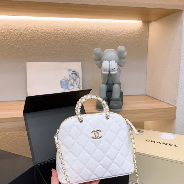 【2026】【CHANEL  公式 旗艦店】シャネル   ショルダーバッグ  当日出荷 好評に付き再入荷！21*17CM