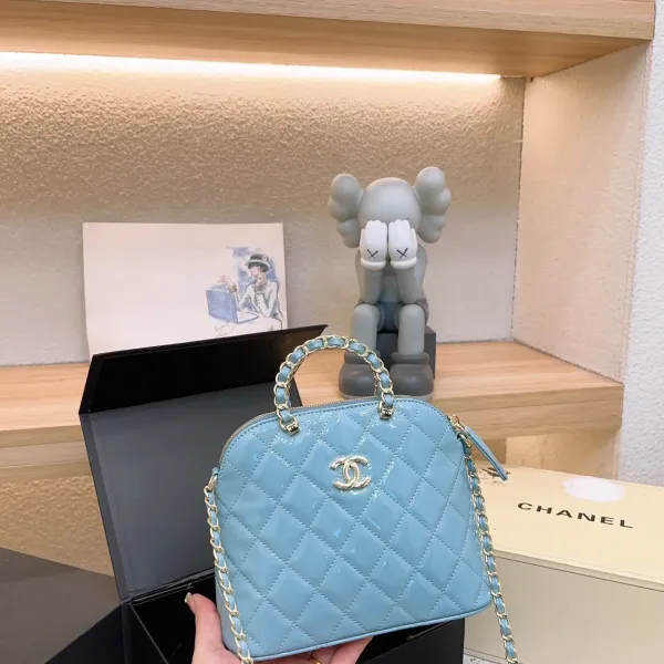 【2026】【CHANEL  公式 旗艦店】シャネル   ショルダーバッグ  当日出荷 好評に付き再入荷！21*17CM