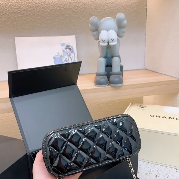 【2026】【CHANEL  公式 旗艦店】シャネル   ショルダーバッグ  当日出荷 好評に付き再入荷！21*17CM