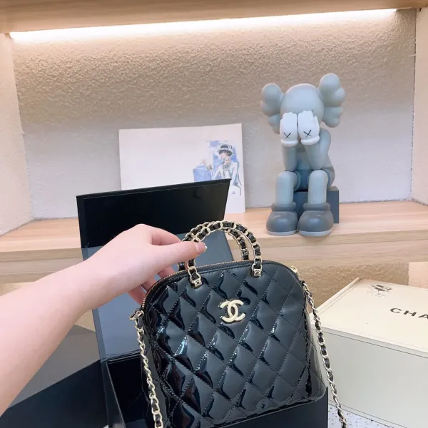 【2026】【CHANEL  公式 旗艦店】シャネル   ショルダーバッグ  当日出荷 好評に付き再入荷！21*17CM