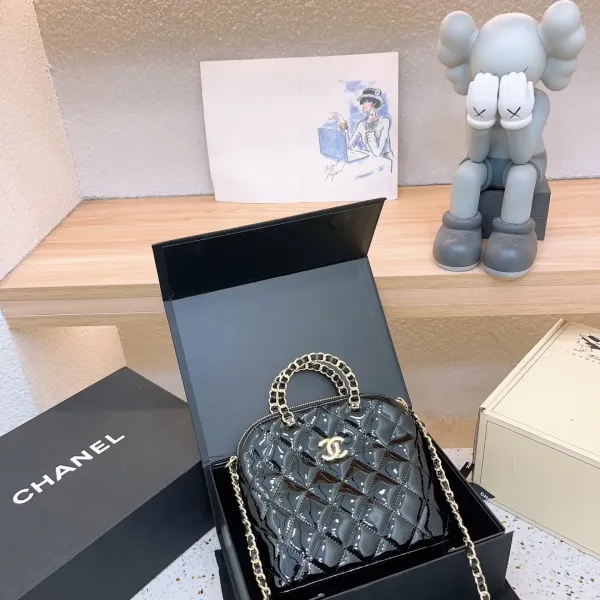 【2026】【CHANEL  公式 旗艦店】シャネル   ショルダーバッグ  当日出荷 好評に付き再入荷！21*17CM