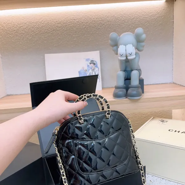 【2026】【CHANEL  公式 旗艦店】シャネル   ショルダーバッグ  当日出荷 好評に付き再入荷！21*17CM