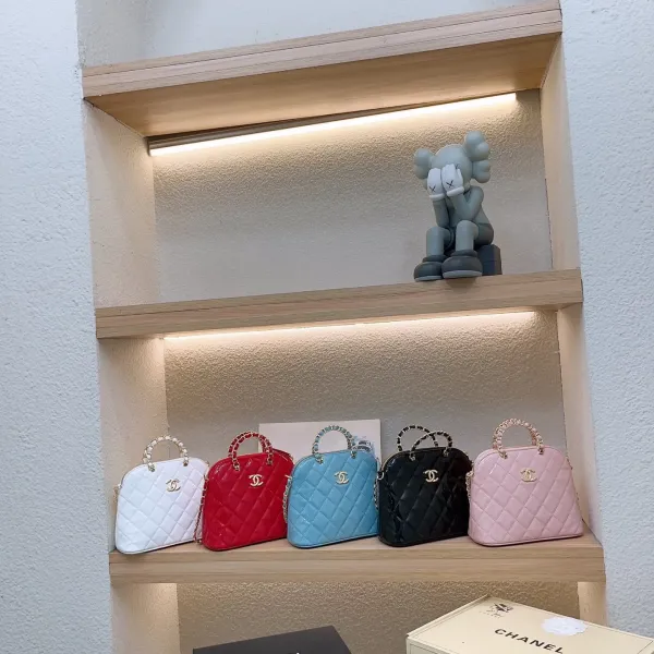 【2026】【CHANEL  公式 旗艦店】シャネル   ショルダーバッグ  当日出荷 好評に付き再入荷！21*17CM