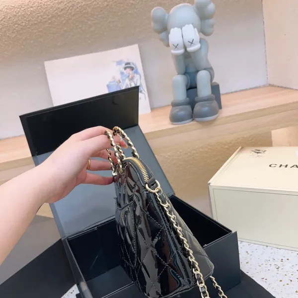【2026】【CHANEL  公式 旗艦店】シャネル   ショルダーバッグ  当日出荷 好評に付き再入荷！21*17CM