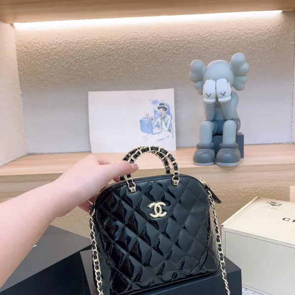 【2026】【CHANEL  公式 旗艦店】シャネル   ショルダーバッグ  当日出荷 好評に付き再入荷！21*17CM