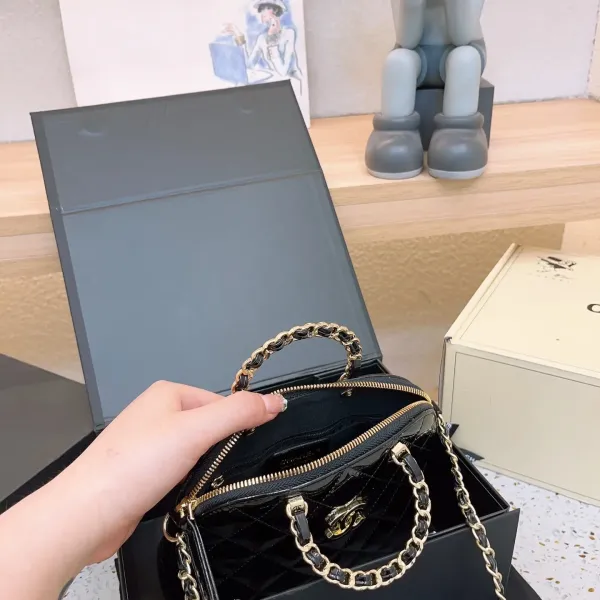 【2026】【CHANEL  公式 旗艦店】シャネル   ショルダーバッグ  当日出荷 好評に付き再入荷！21*17CM