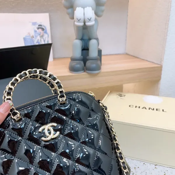【2026】【CHANEL  公式 旗艦店】シャネル   ショルダーバッグ  当日出荷 好評に付き再入荷！21*17CM