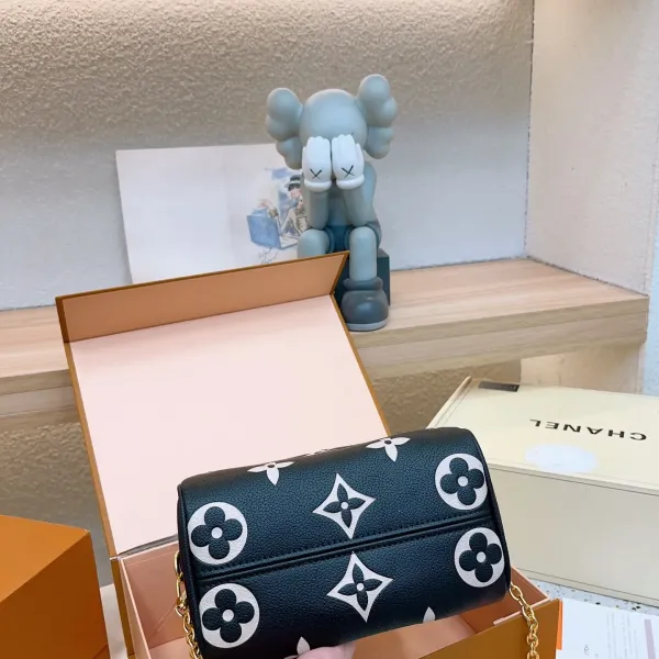 【2026】【 LOUIS VUITTON公式 旗艦店】ルイヴィトン ショルダーバッグ 当日出荷 好評に付き再入荷!20*14CM 【2026】【 LOUIS VUITTON公式 旗艦店】ルイヴィトン ショルダーバッグ 当日出荷 好評に付き再入荷!20*14CM