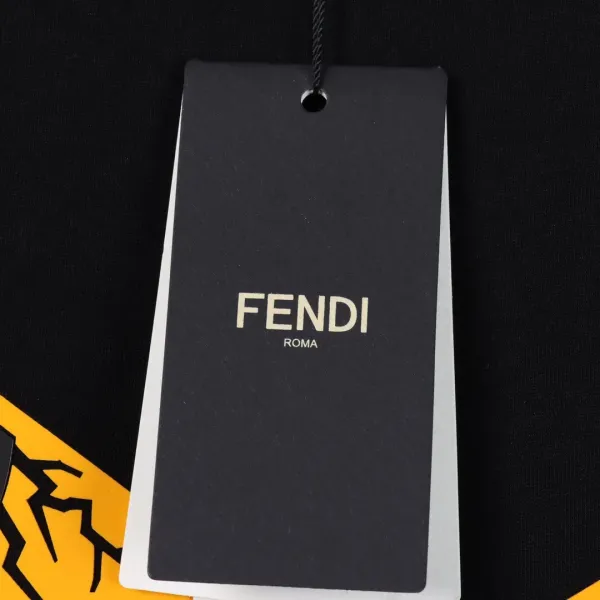 【2026】【FENDI  公式旗艦店】フェンディ   Tシャツご好評に付き再入荷！