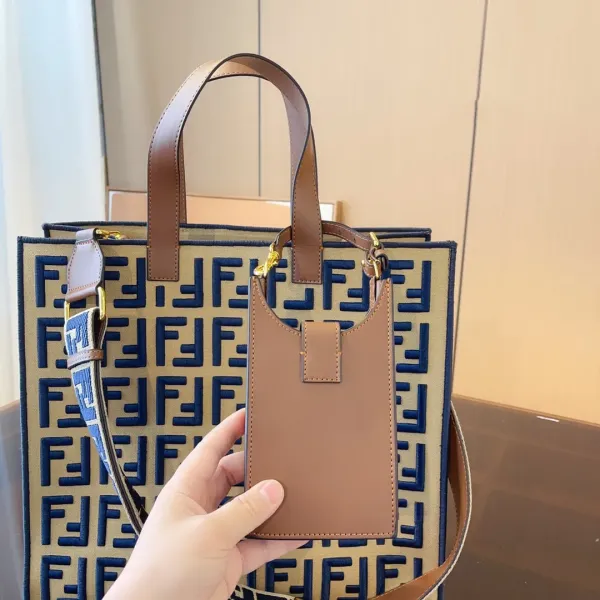 【2026】【FENDI 公式旗艦店】フェンディ ハンドバッグ 当日出荷 好評に付き再入荷!37*18*33CM 【2026】【FENDI 公式旗艦店】フェンディ ハンドバッグ 当日出荷 好評に付き再入荷!37*18*33CM