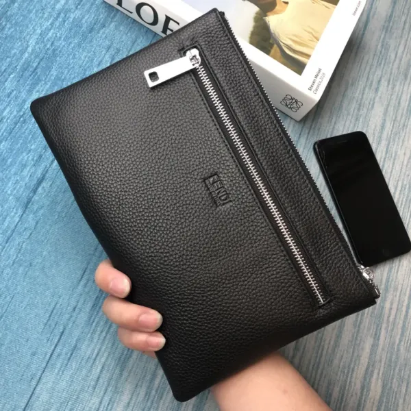 【2026】【FENDI 公式旗艦店】フェンディ クラッチバッグ当日出荷 好評に付き再入荷!28*18CM 【2026】【FENDI 公式旗艦店】フェンディ クラッチバッグ当日出荷 好評に付き再入荷!28*18CM