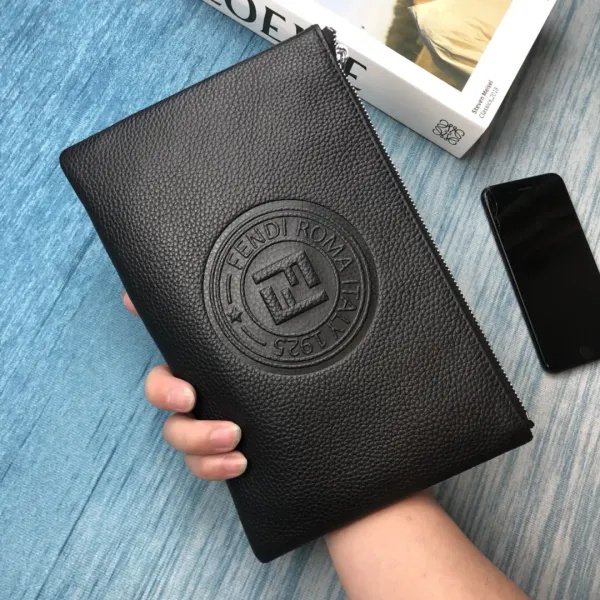 【2026】【FENDI 公式旗艦店】フェンディ クラッチバッグ当日出荷 好評に付き再入荷!28*18CM 【2026】【FENDI 公式旗艦店】フェンディ クラッチバッグ当日出荷 好評に付き再入荷!28*18CM