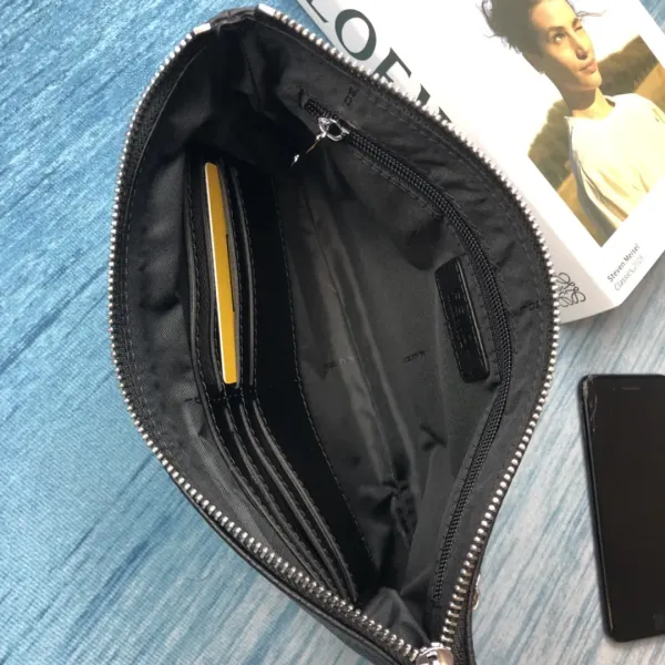 【2026】【FENDI 公式旗艦店】フェンディ クラッチバッグ当日出荷 好評に付き再入荷!28*18CM 【2026】【FENDI 公式旗艦店】フェンディ クラッチバッグ当日出荷 好評に付き再入荷!28*18CM