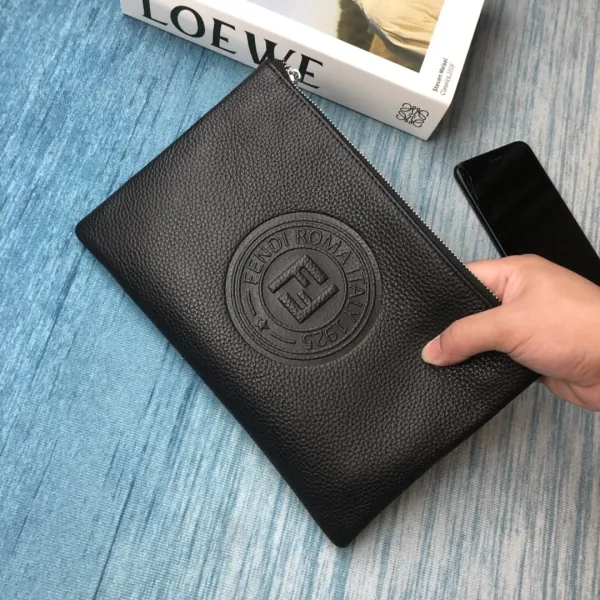 【2026】【FENDI 公式旗艦店】フェンディ クラッチバッグ当日出荷 好評に付き再入荷!28*18CM 【2026】【FENDI 公式旗艦店】フェンディ クラッチバッグ当日出荷 好評に付き再入荷!28*18CM