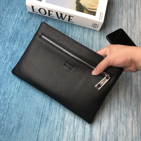 【2026】【FENDI 公式旗艦店】フェンディ クラッチバッグ当日出荷 好評に付き再入荷!28*18CM 【2026】【FENDI 公式旗艦店】フェンディ クラッチバッグ当日出荷 好評に付き再入荷!28*18CM