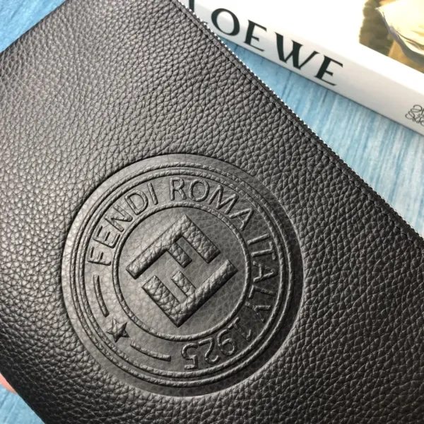 【2026】【FENDI 公式旗艦店】フェンディ クラッチバッグ当日出荷 好評に付き再入荷!28*18CM 【2026】【FENDI 公式旗艦店】フェンディ クラッチバッグ当日出荷 好評に付き再入荷!28*18CM