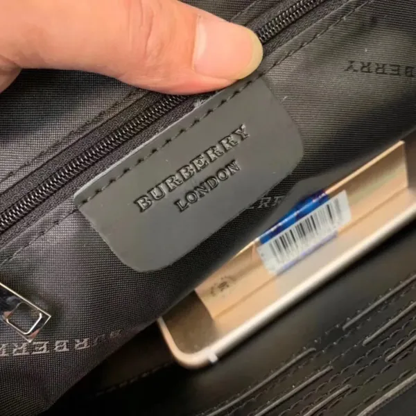 【2026】【BURBERRY 公式旗艦店】バーバリー クラッチバッグ 当日出荷 好評に付き再入荷!28*18*3CM 【2026】【BURBERRY 公式旗艦店】バーバリー クラッチバッグ 当日出荷 好評に付き再入荷!28*18*3CM