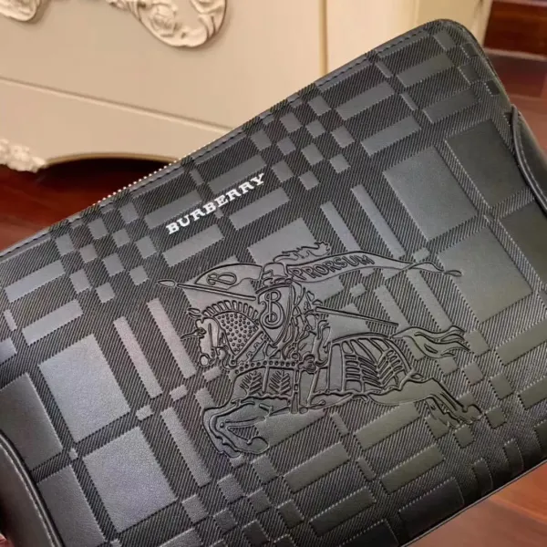 【2026】【BURBERRY 公式旗艦店】バーバリー クラッチバッグ 当日出荷 好評に付き再入荷!28*18*3CM 【2026】【BURBERRY 公式旗艦店】バーバリー クラッチバッグ 当日出荷 好評に付き再入荷!28*18*3CM