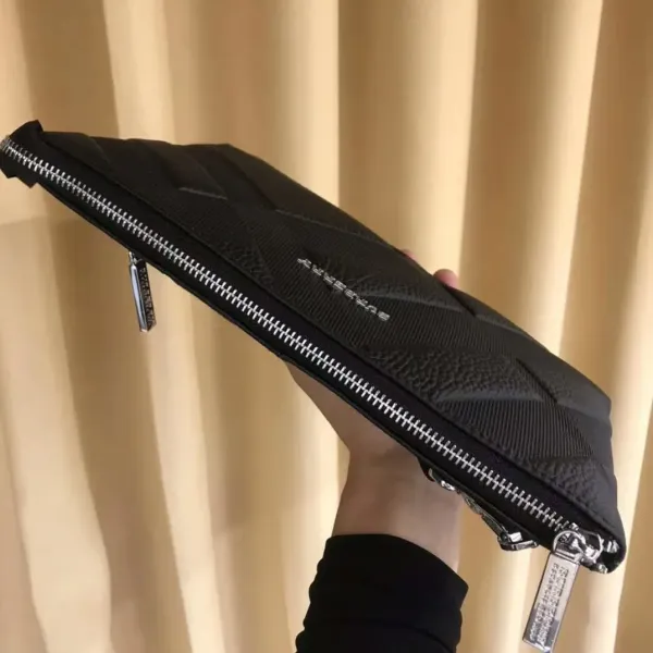 【2026】【BURBERRY 公式旗艦店】バーバリー クラッチバッグ 当日出荷 好評に付き再入荷!29*19CM 【2026】【BURBERRY 公式旗艦店】バーバリー クラッチバッグ 当日出荷 好評に付き再入荷!29*19CM