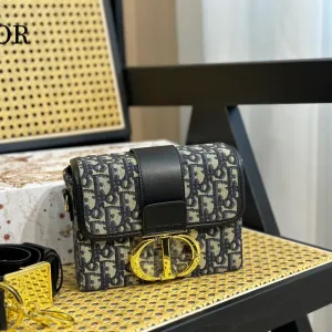 【2026】【DIOR 公式旗艦店】ディオール ショルダーバッグ 当日出荷 好評に付き再入荷!18*13CM 【2026】【DIOR 公式旗艦店】ディオール ショルダーバッグ 当日出荷 好評に付き再入荷!18*13CM