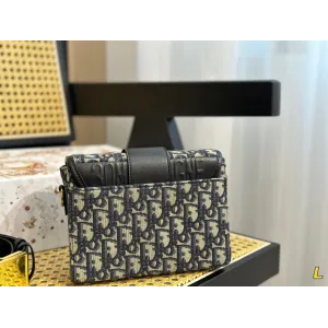 【2026】【DIOR 公式旗艦店】ディオール ショルダーバッグ 当日出荷 好評に付き再入荷!18*13CM 【2026】【DIOR 公式旗艦店】ディオール ショルダーバッグ 当日出荷 好評に付き再入荷!18*13CM
