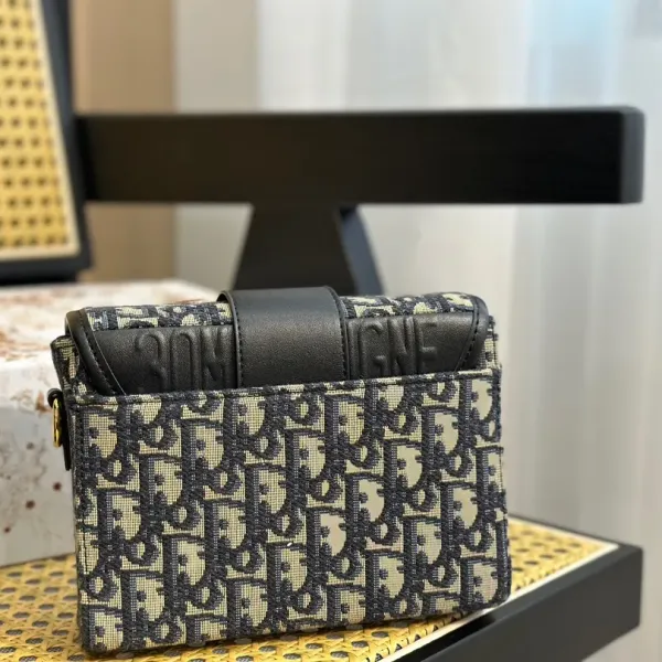 【2026】【DIOR 公式旗艦店】ディオール ショルダーバッグ 当日出荷 好評に付き再入荷!18*13CM 【2026】【DIOR 公式旗艦店】ディオール ショルダーバッグ 当日出荷 好評に付き再入荷!18*13CM
