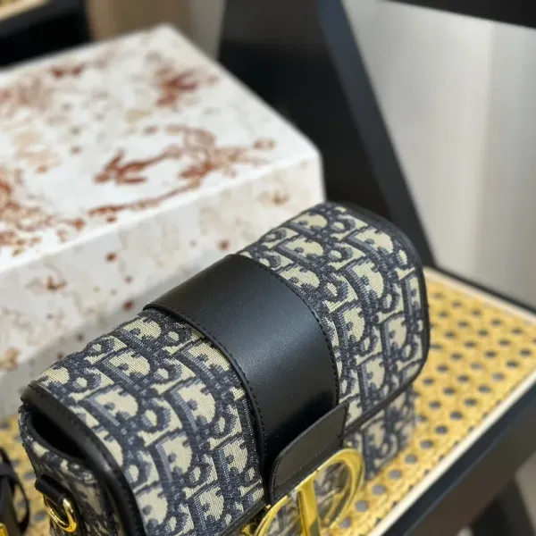 【2026】【DIOR 公式旗艦店】ディオール ショルダーバッグ 当日出荷 好評に付き再入荷!18*13CM 【2026】【DIOR 公式旗艦店】ディオール ショルダーバッグ 当日出荷 好評に付き再入荷!18*13CM
