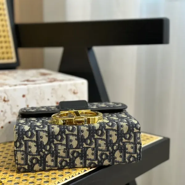【2026】【DIOR 公式旗艦店】ディオール ショルダーバッグ 当日出荷 好評に付き再入荷!18*13CM 【2026】【DIOR 公式旗艦店】ディオール ショルダーバッグ 当日出荷 好評に付き再入荷!18*13CM