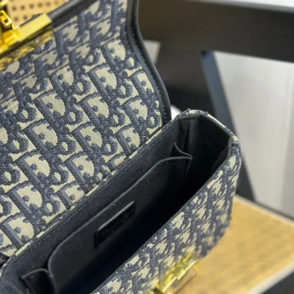 【2026】【DIOR 公式旗艦店】ディオール ショルダーバッグ 当日出荷 好評に付き再入荷!18*13CM 【2026】【DIOR 公式旗艦店】ディオール ショルダーバッグ 当日出荷 好評に付き再入荷!18*13CM