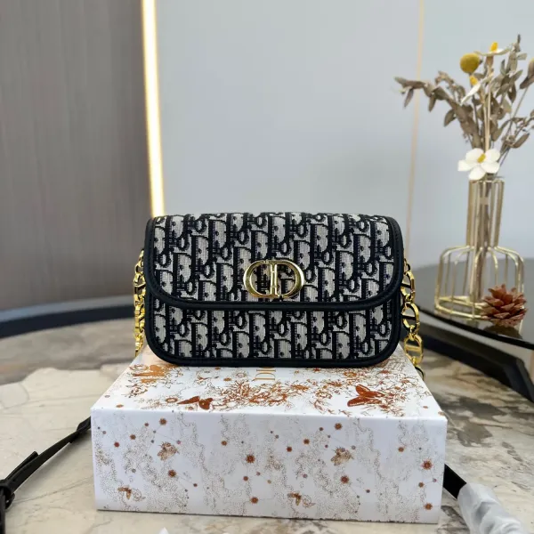 【2026】【DIOR 公式旗艦店】ディオール ショルダーバッグ 当日出荷 好評に付き再入荷!22.5*12CM 【2026】【DIOR 公式旗艦店】ディオール ショルダーバッグ 当日出荷 好評に付き再入荷!22.5*12CM