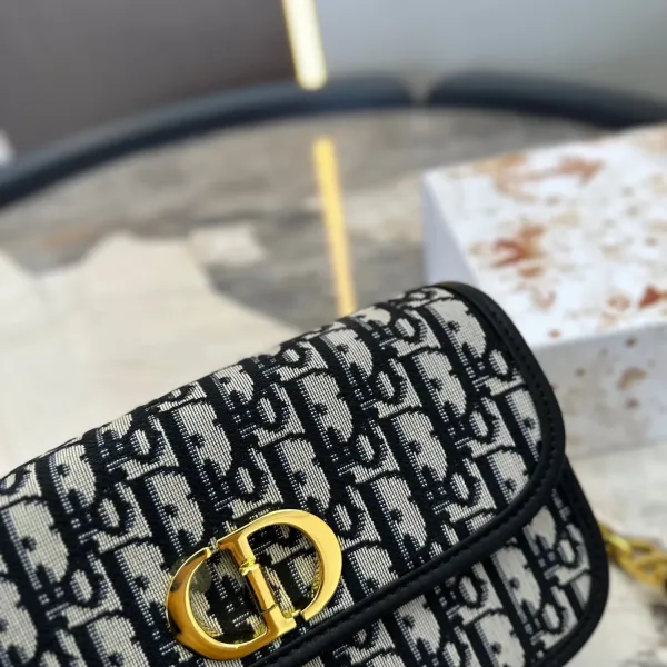 【2026】【DIOR 公式旗艦店】ディオール ショルダーバッグ 当日出荷 好評に付き再入荷!22.5*12CM 【2026】【DIOR 公式旗艦店】ディオール ショルダーバッグ 当日出荷 好評に付き再入荷!22.5*12CM