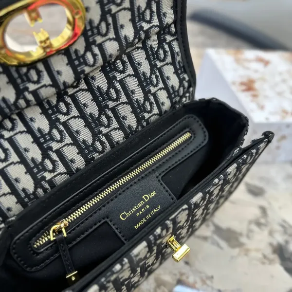 【2026】【DIOR 公式旗艦店】ディオール ショルダーバッグ 当日出荷 好評に付き再入荷!22.5*12CM 【2026】【DIOR 公式旗艦店】ディオール ショルダーバッグ 当日出荷 好評に付き再入荷!22.5*12CM