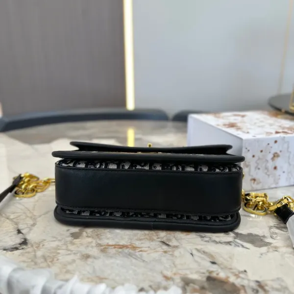 【2026】【DIOR 公式旗艦店】ディオール ショルダーバッグ 当日出荷 好評に付き再入荷!22.5*12CM 【2026】【DIOR 公式旗艦店】ディオール ショルダーバッグ 当日出荷 好評に付き再入荷!22.5*12CM