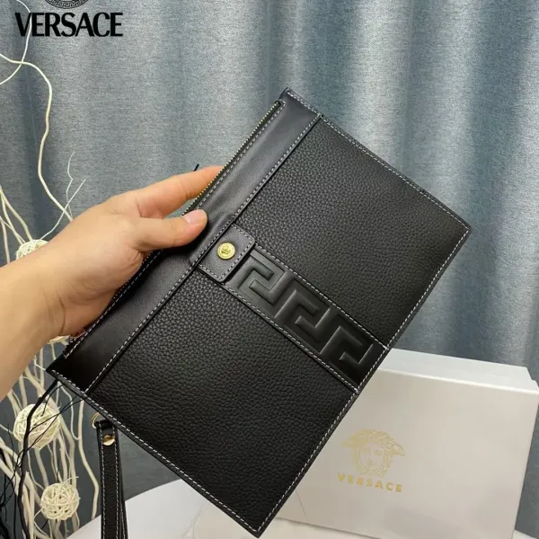 【2026】【VERSACE 公式旗艦店】ヴェルサーチ クラッチバッグ 当日出荷 好評に付き再入荷!29*18CM 【2026】【VERSACE 公式旗艦店】ヴェルサーチ クラッチバッグ 当日出荷 好評に付き再入荷!29*18CM